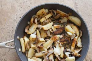 Пошаговые рецепты приготовления картофеля с грибами на сковороде, в мультиварке или духовке