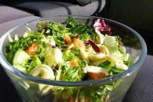 Свежие листья салата: калорийность и польза для организма Легкий слоеный салат на ужин