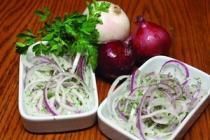 Onions marinated in vinegar for barbecue or salad - a quick recipe