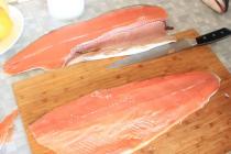 ماهی قزل آلا صورتی در فر ، آبدار و نرم - دستورالعمل های ساده برای تهیه ماهی قرمز خوشمزه