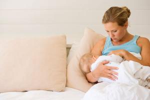 การให้นมทารกตอนกลางคืน: อายุเท่าไหร่จึงจำเป็นและจะหยุดได้อย่างไร?